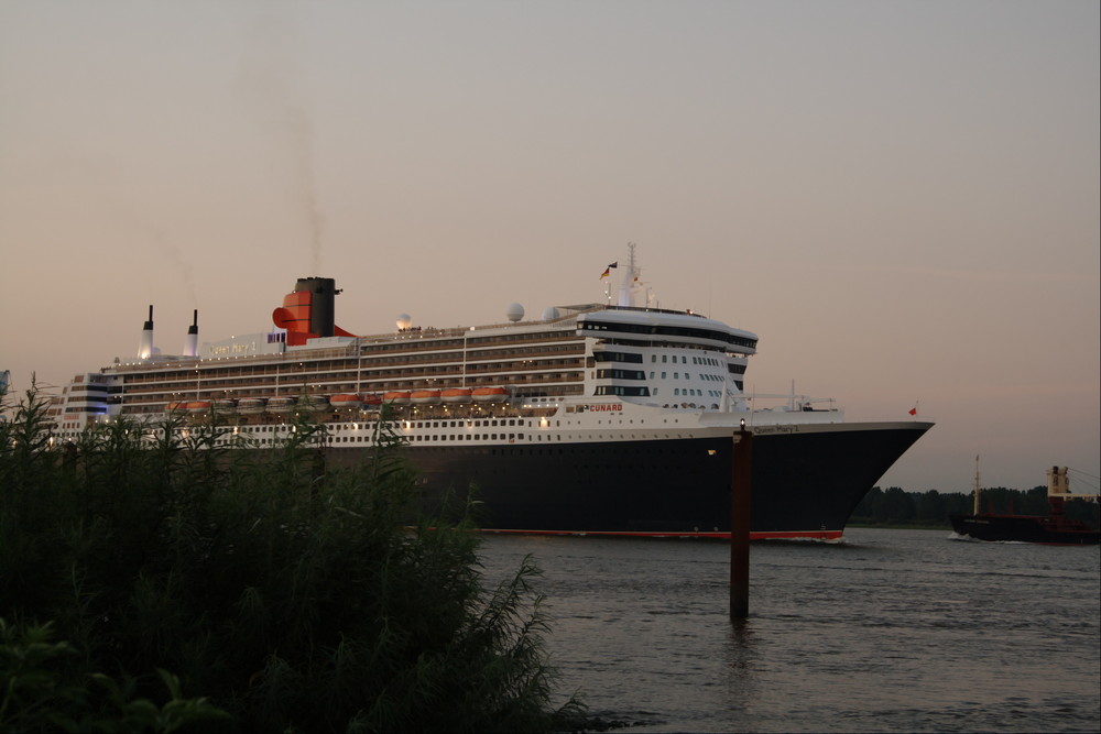 Queen Mary 2 bei den Cruise Days .... Willkomm Höft 2