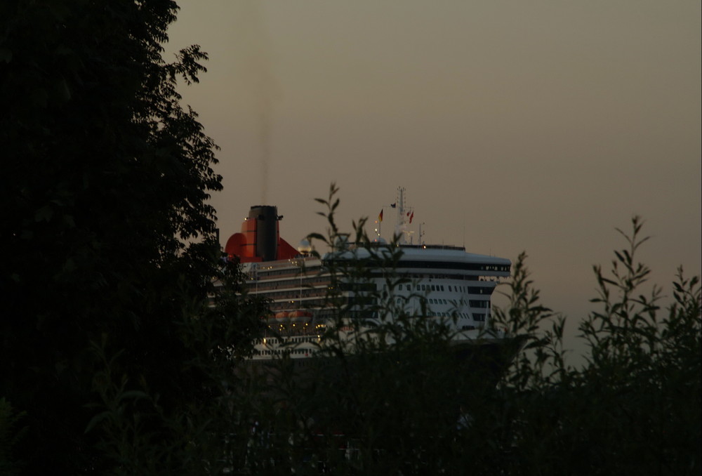 Queen Mary 2 bei den Cruise Days .... Willkomm Höft