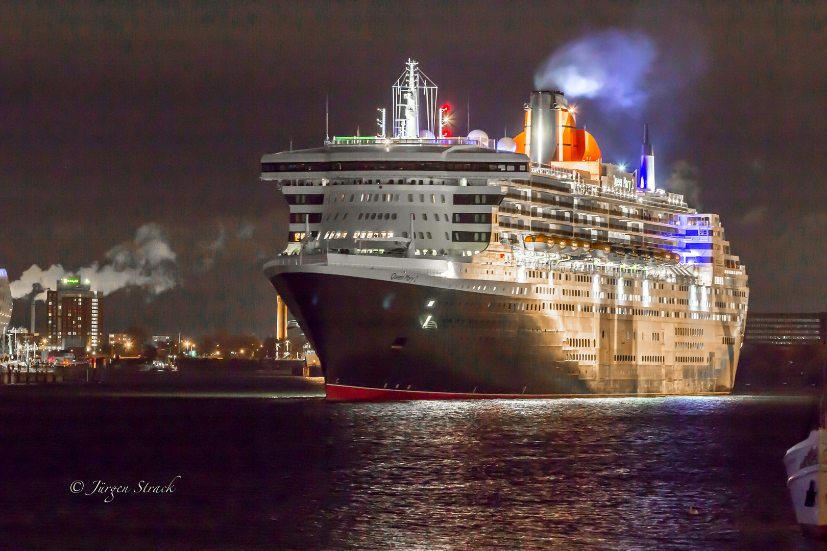 Queen Mary 2 bei der Ausfahrt aus dem Hamburger Hafen 