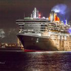 Queen Mary 2 bei der Ausfahrt aus dem Hamburger Hafen 