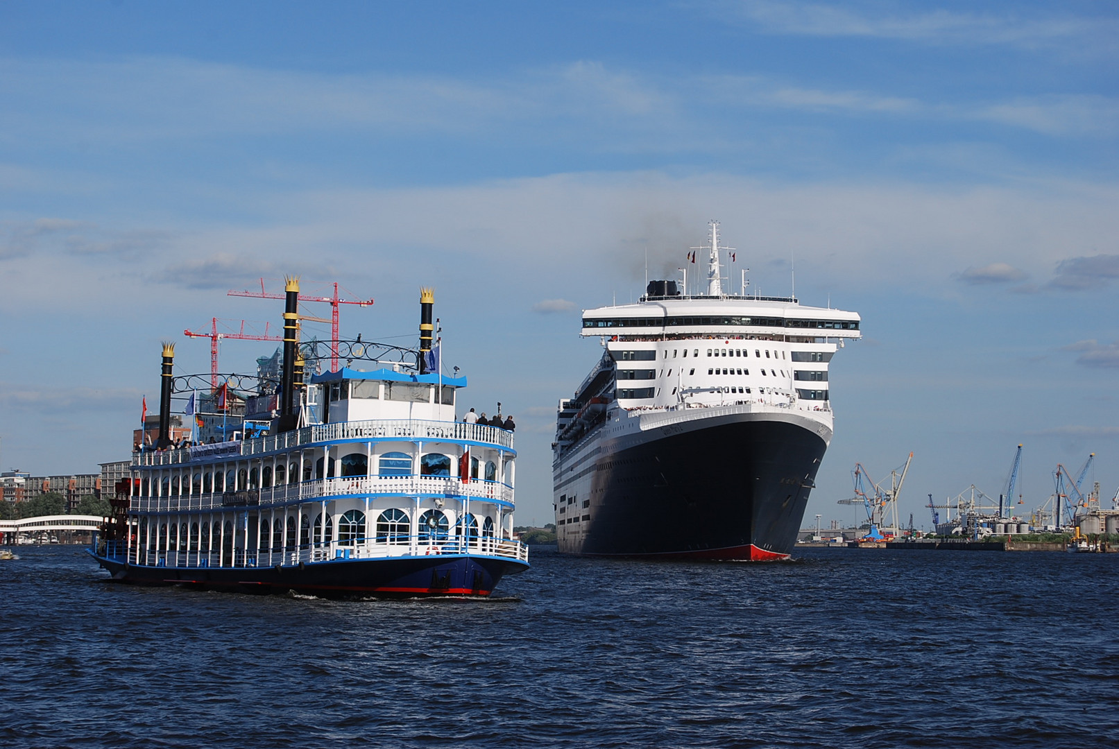 Queen Mary 2 bei der Ausfahrt nach New York