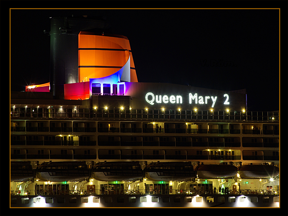 Queen Mary 2 bei Nacht