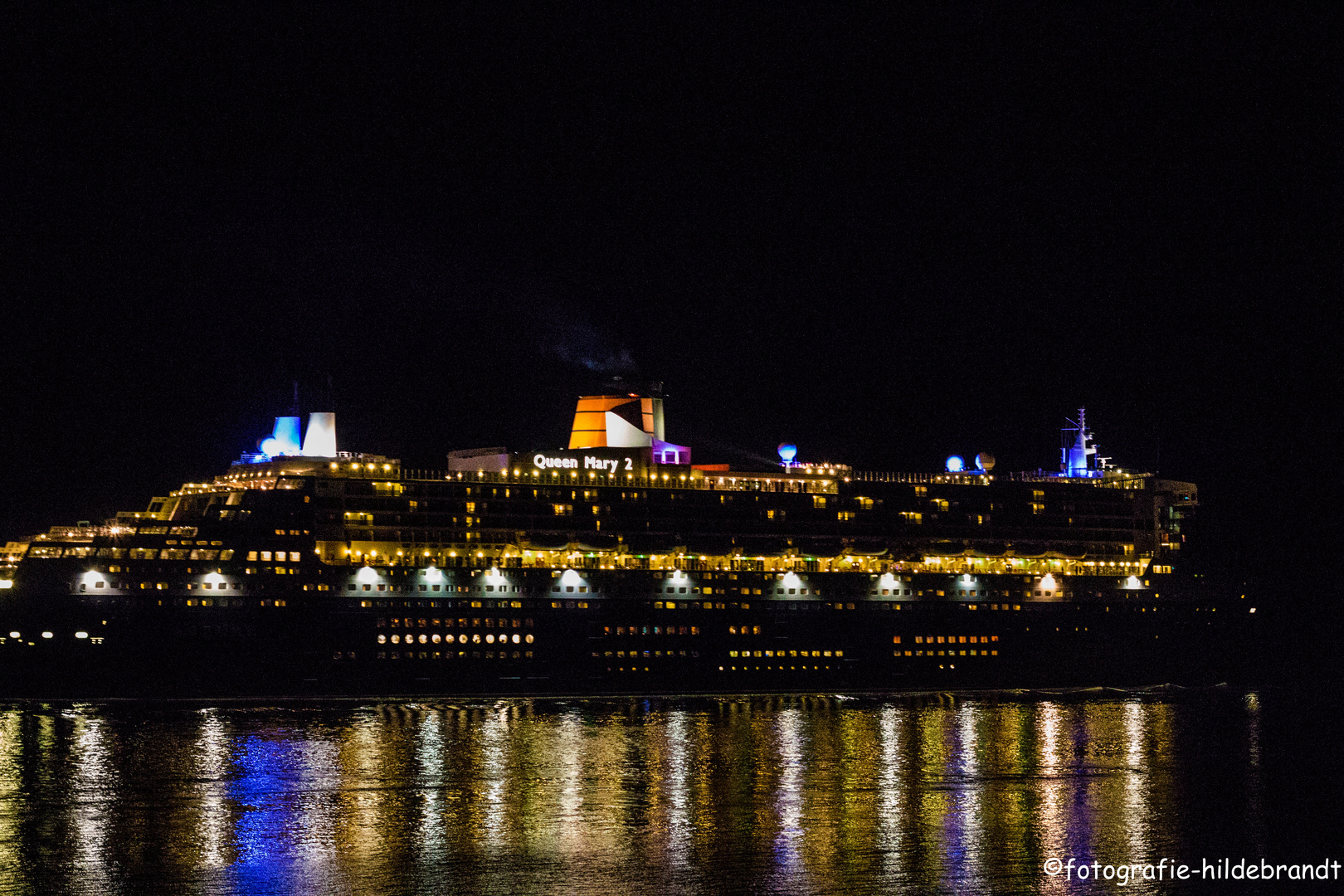 Queen Mary 2 bei Nacht