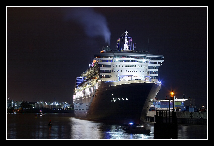 Queen Mary 2 bei Nacht Nr. 1