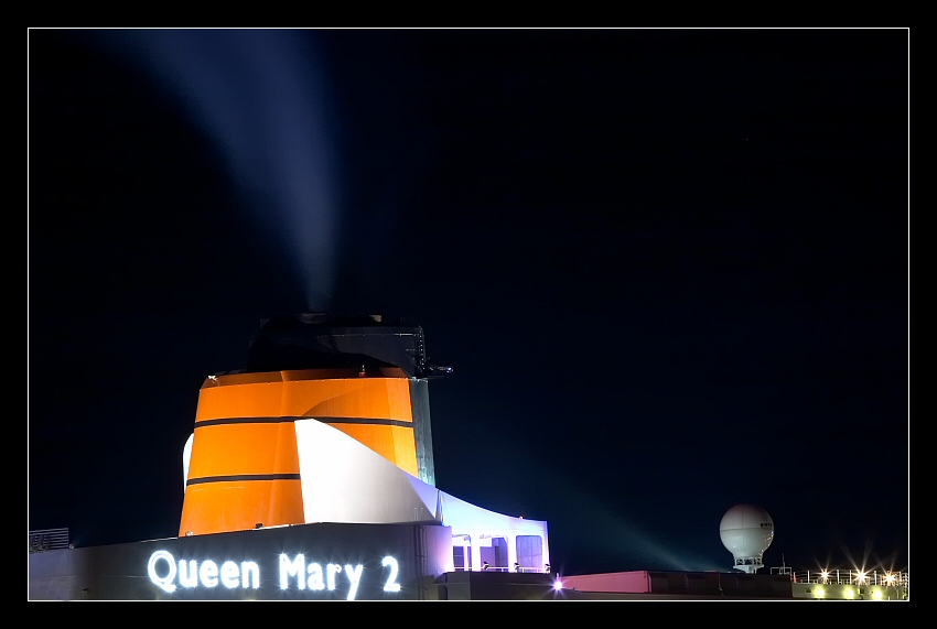 Queen Mary 2 bei Nacht Nr. 2