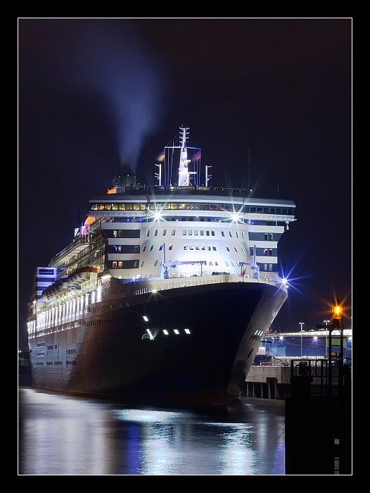 Queen Mary 2 bei Nacht Nr. 2