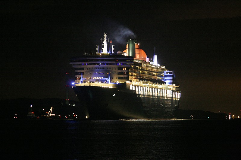 Queen Mary 2 beim Auslaufen -2-
