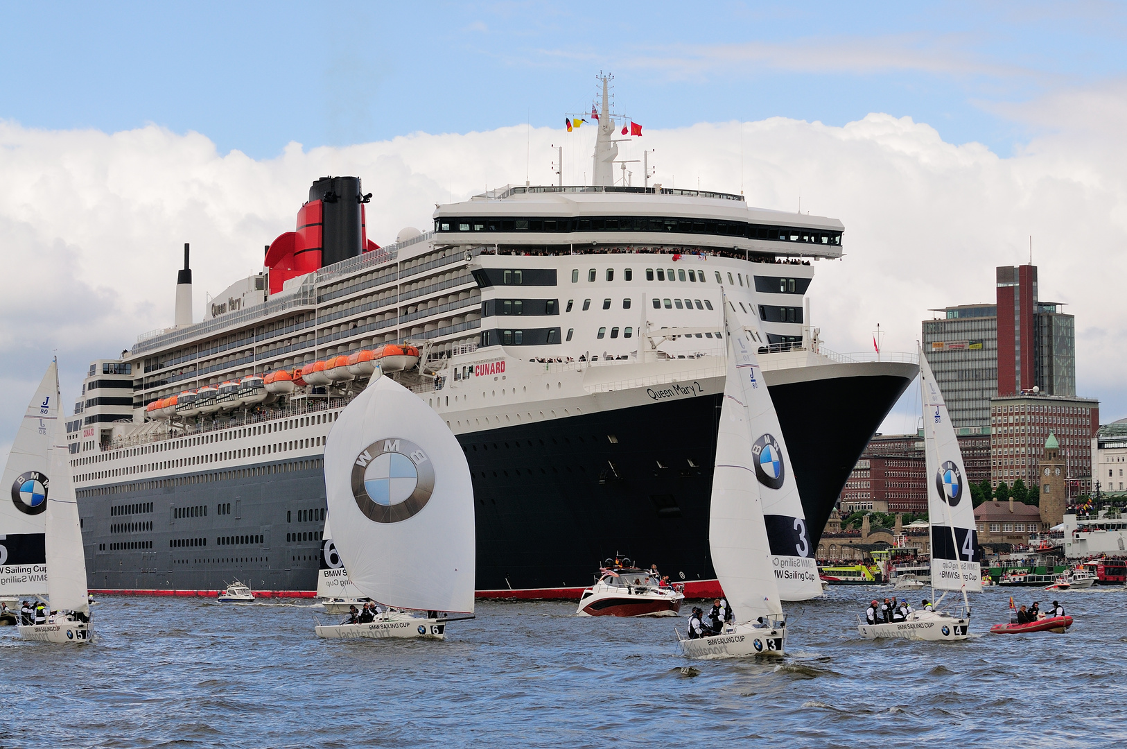 Queen Mary 2 beim HH-Hafengeburtstag 2012