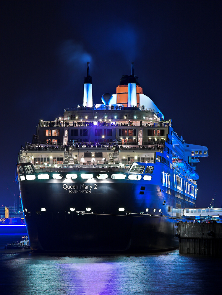 Queen Mary 2 ~blue lights~