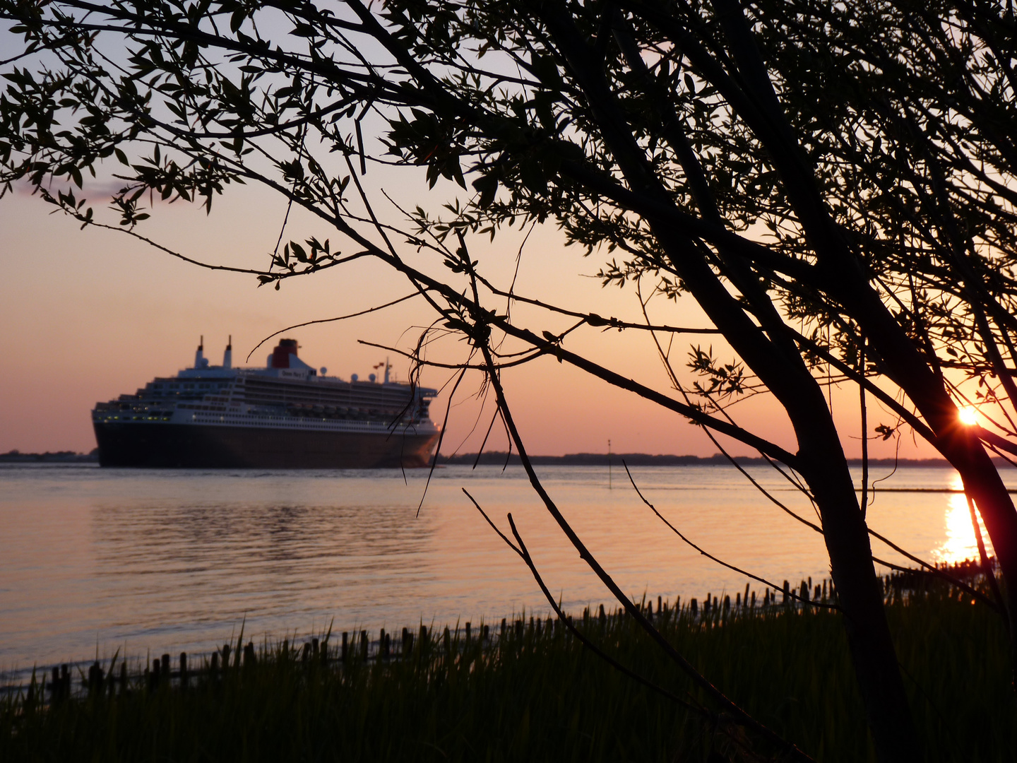 QUEEN MARY 2 DEM SONNENUNTERGAG ENTGEGEN