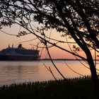 QUEEN MARY 2 DEM SONNENUNTERGAG ENTGEGEN