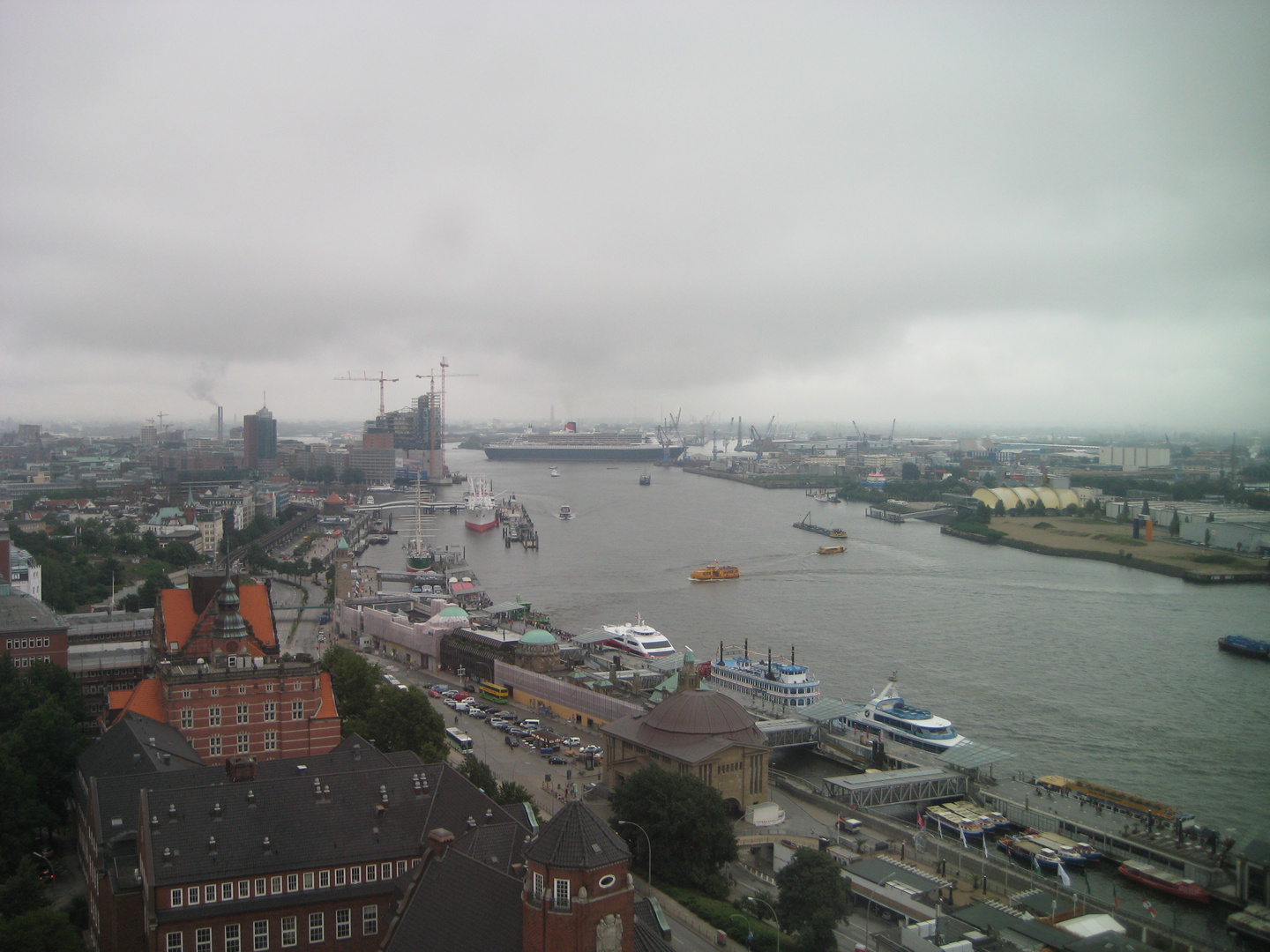 Queen Mary 2 dreht sich im Hamburger Hafen 2010