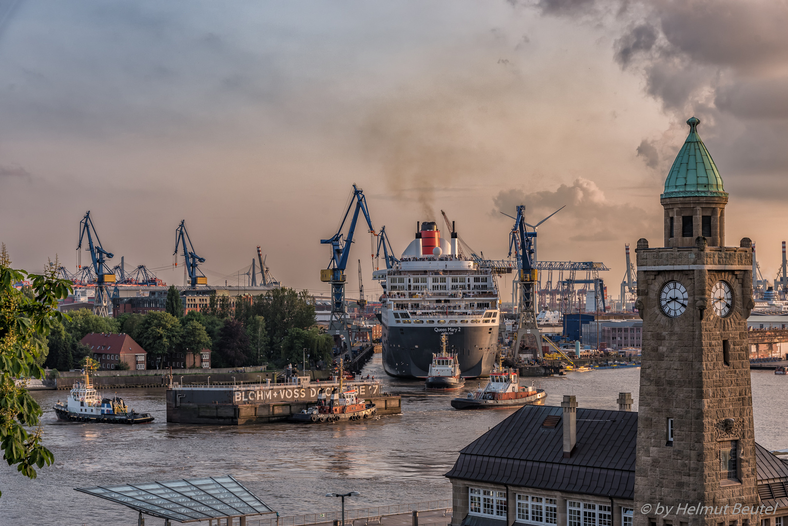 Queen Mary 2 eindocken bei Blohm + Voss