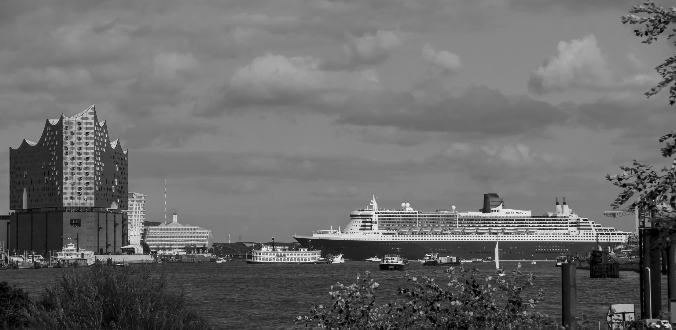 Queen Mary 2 grüßt die Elphi