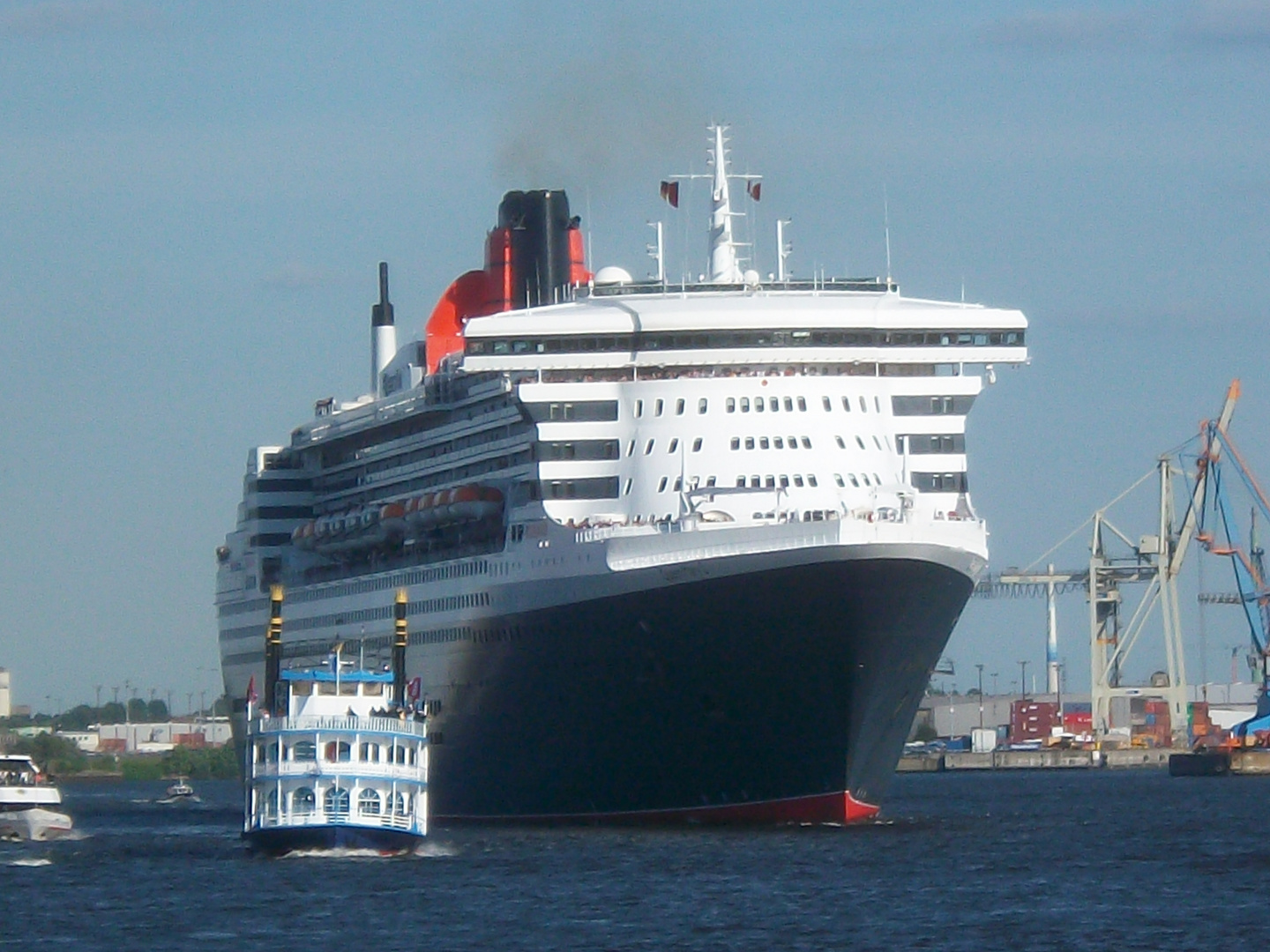 Queen Mary 2 Hafen Hamburg März 2011