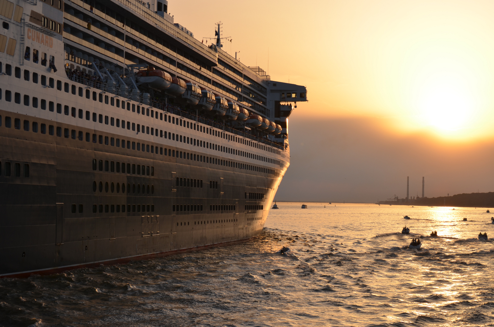 Queen Mary 2 Hafencity Sonnenuntergang