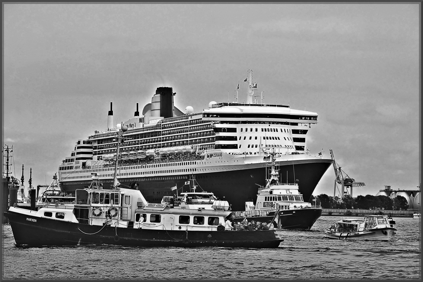 Queen Mary 2 - Hamburg - 22. Juni 2013 (2) - S/W