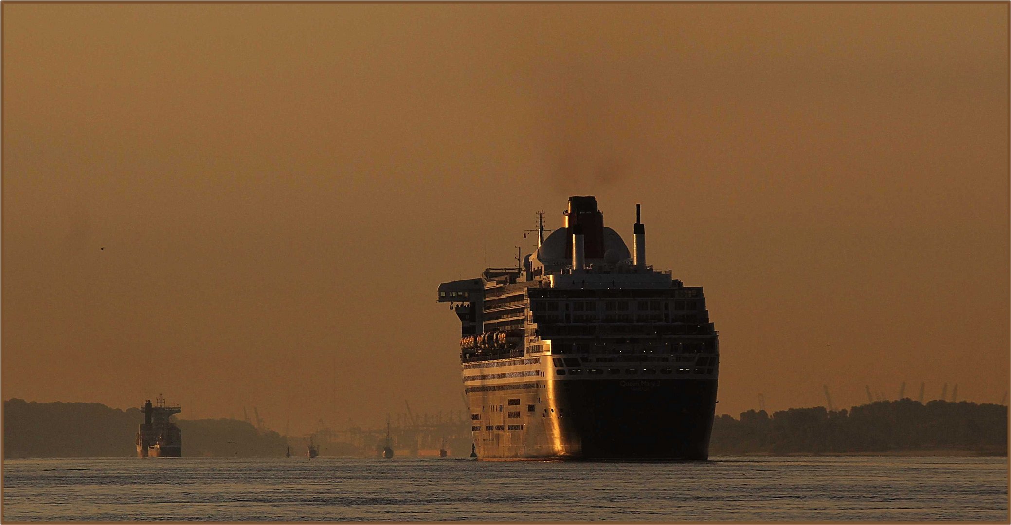 Queen Mary 2 ... Hamburg in Sicht !