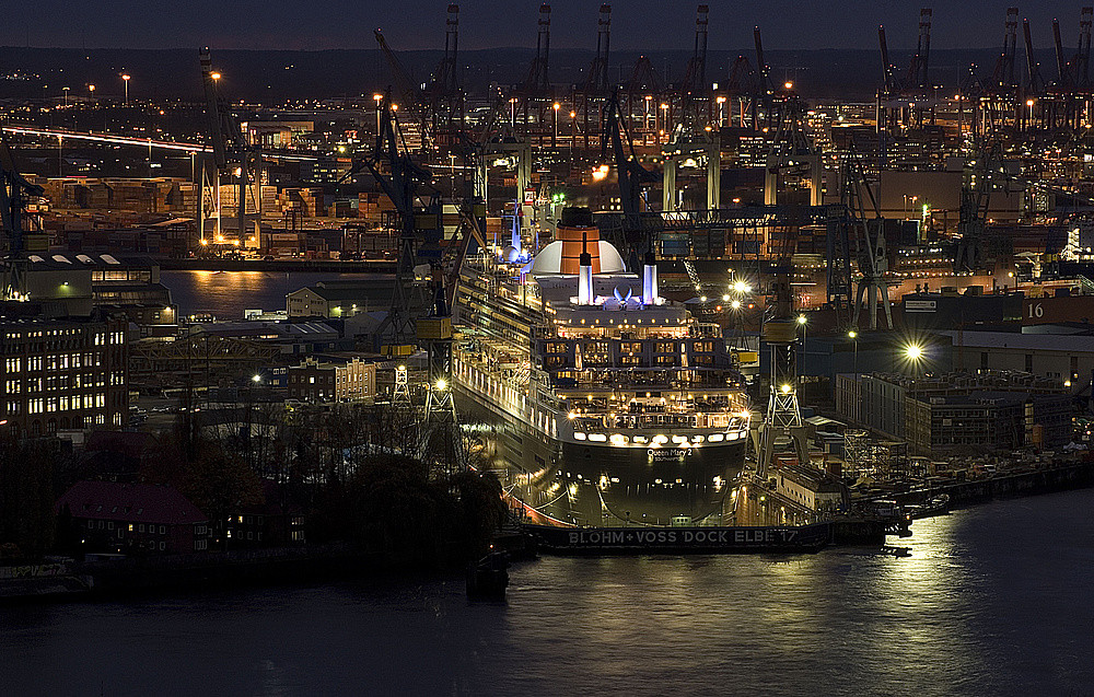 Queen Mary 2 - im Dock 17