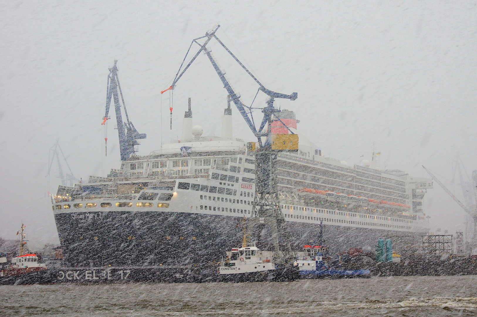 Queen Mary 2 im Dock 17 ...