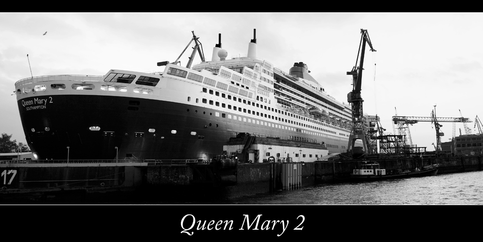 Queen Mary 2 im Dock 17