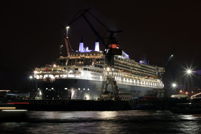 Queen Mary 2 im Dock