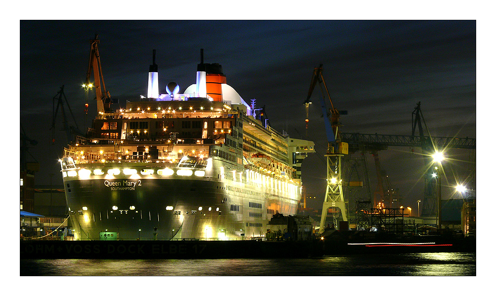 Queen Mary 2 im Dock