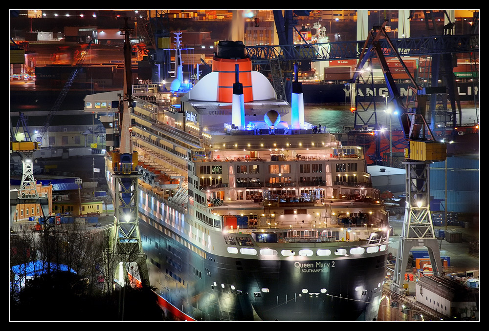 Queen Mary 2 im Dock