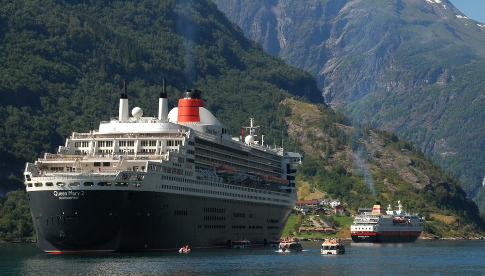 Queen Mary 2 im Geirangerfjord