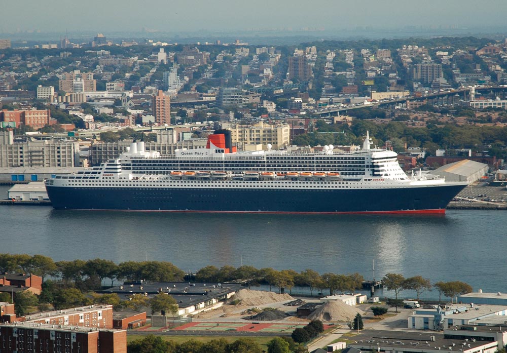 Queen Mary 2 im Hafen von New York