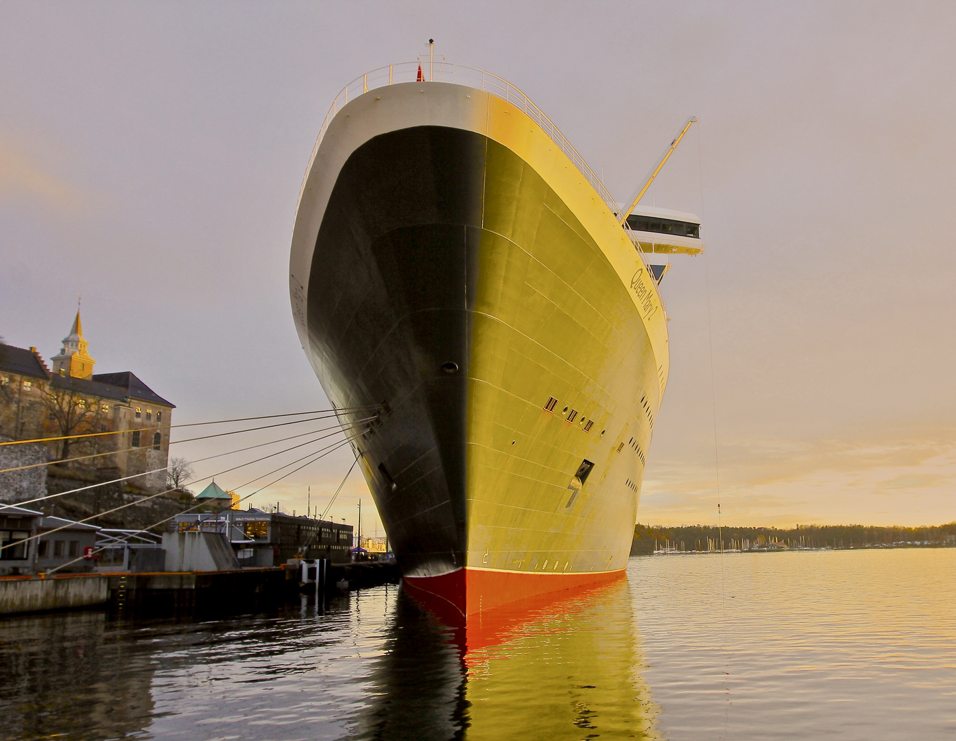 Queen Mary 2 im Hafen von Oslo November 2013