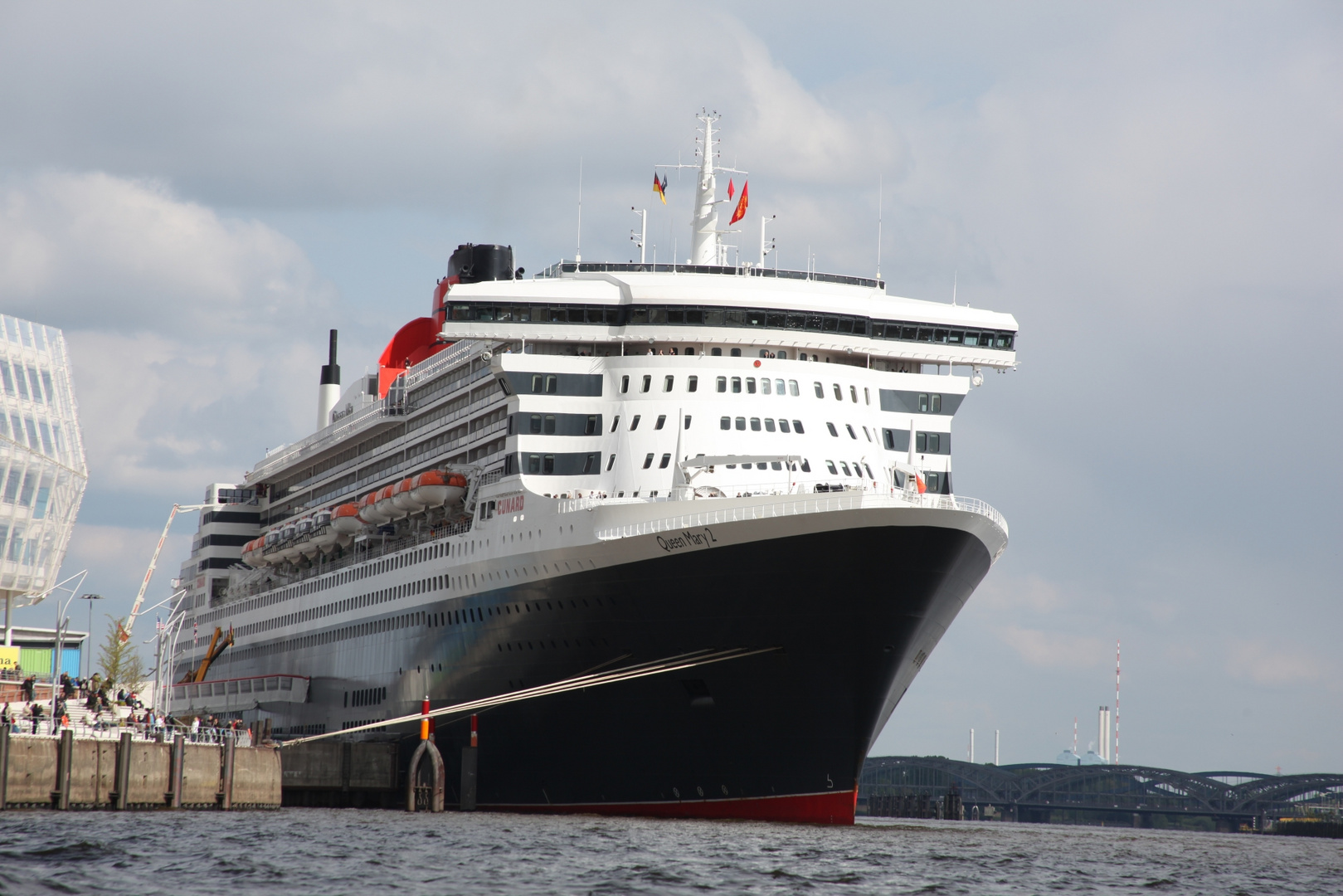 Queen Mary 2 im Hamburger Hafen