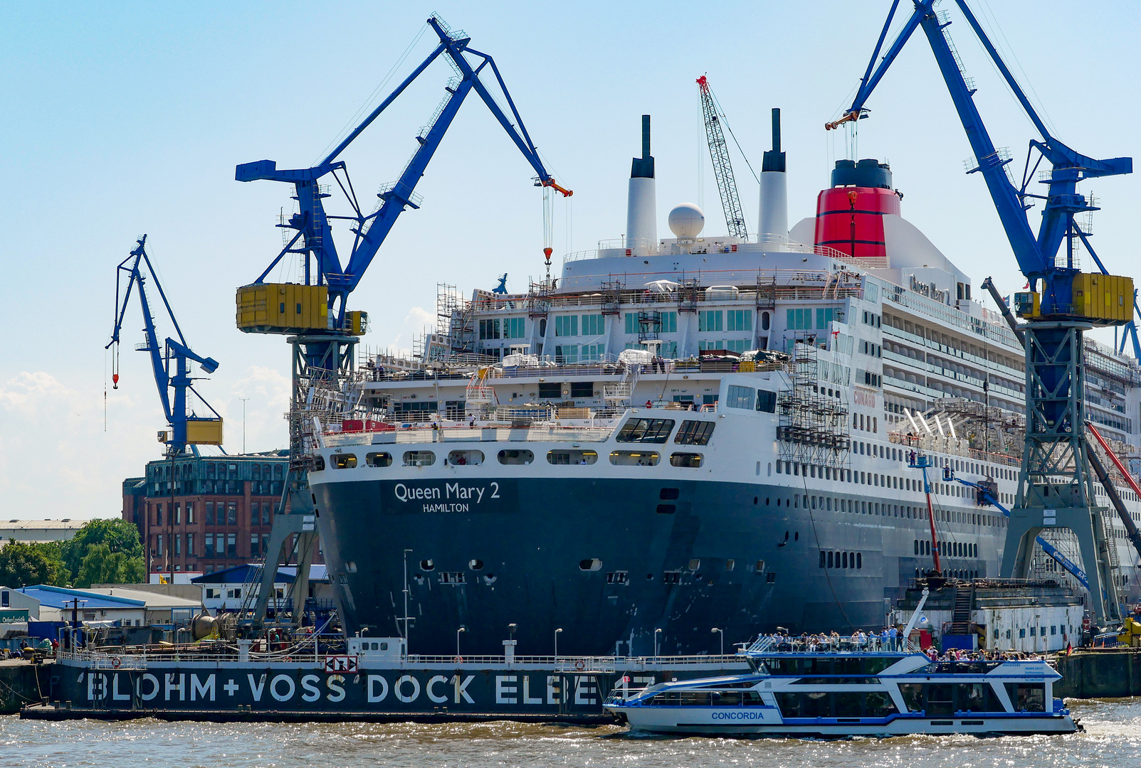 Queen Mary 2 im Hamburger Hafen