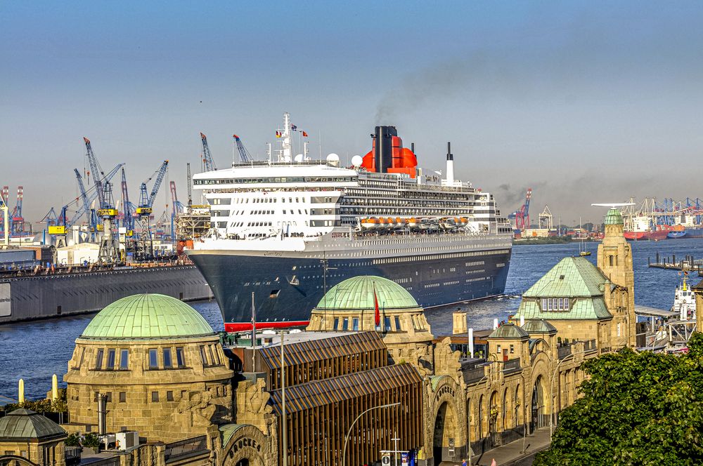 Queen Mary 2 im Hamburger Hafen Foto & Bild schiffe und seewege