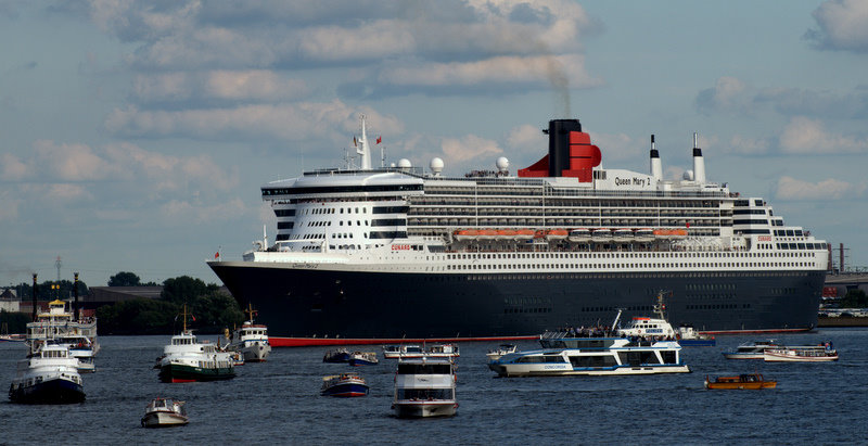 Queen Mary 2 im Hamburger Hafen