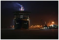 Queen Mary 2 im Morgennebel