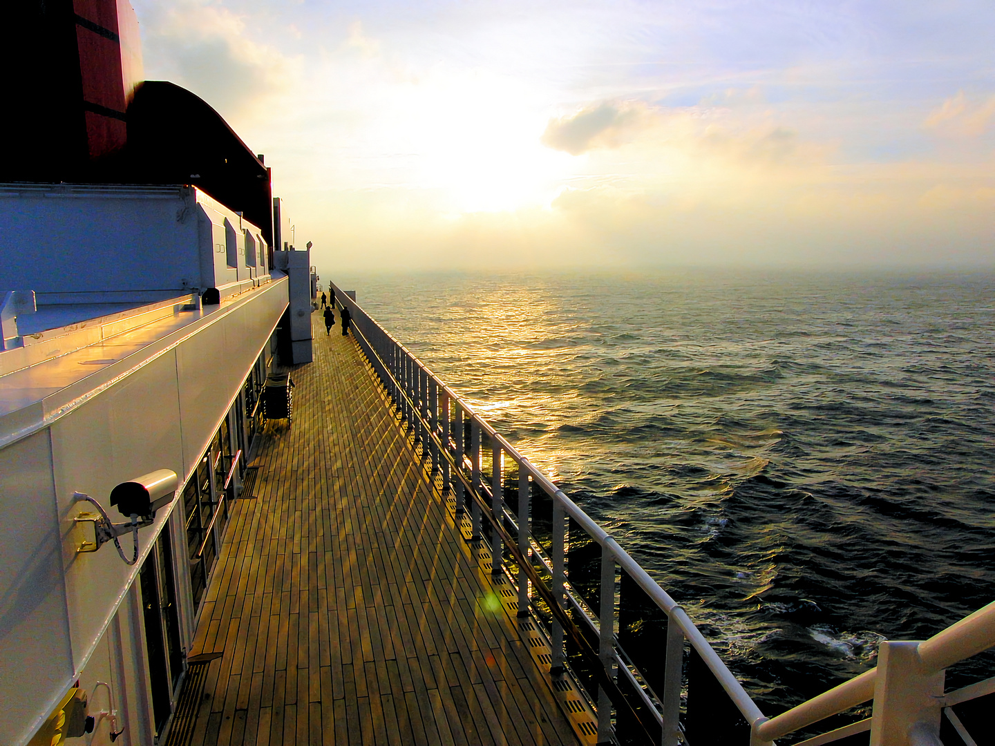 Queen Mary 2 im Sonnenuntergang auf der Nordsee