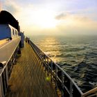 Queen Mary 2 im Sonnenuntergang auf der Nordsee