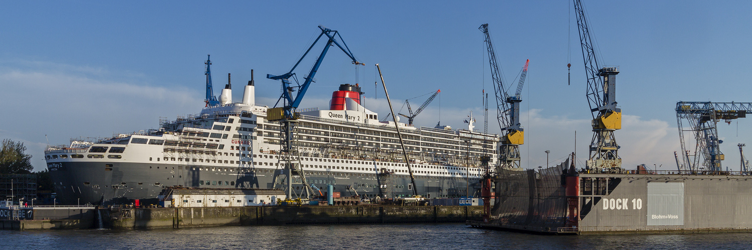 QUEEN MARY 2 - im Trockendock bei Blohm und Voss