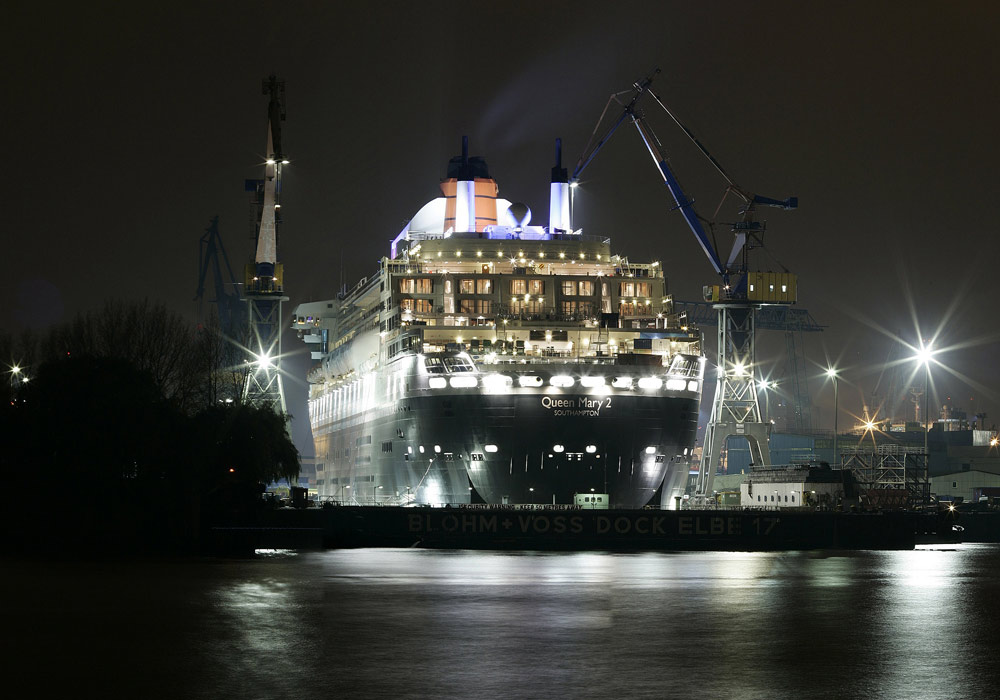 Queen Mary 2 im Trockendock Elbe 17