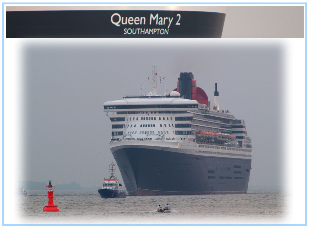 Queen Mary 2 in Blankenese (1/4)