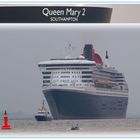 Queen Mary 2 in Blankenese (1/4)