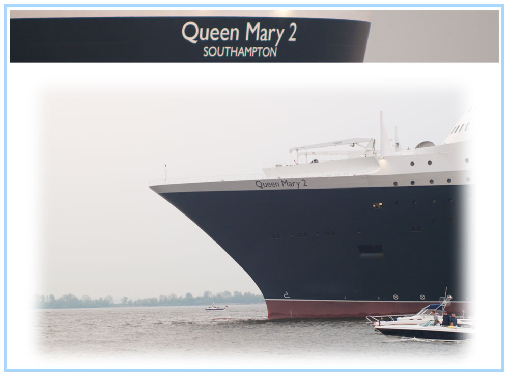 Queen Mary 2 in Blankenese (3/4)