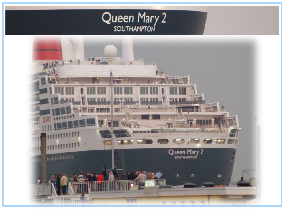 Queen Mary 2 in Blankenese (4/4)