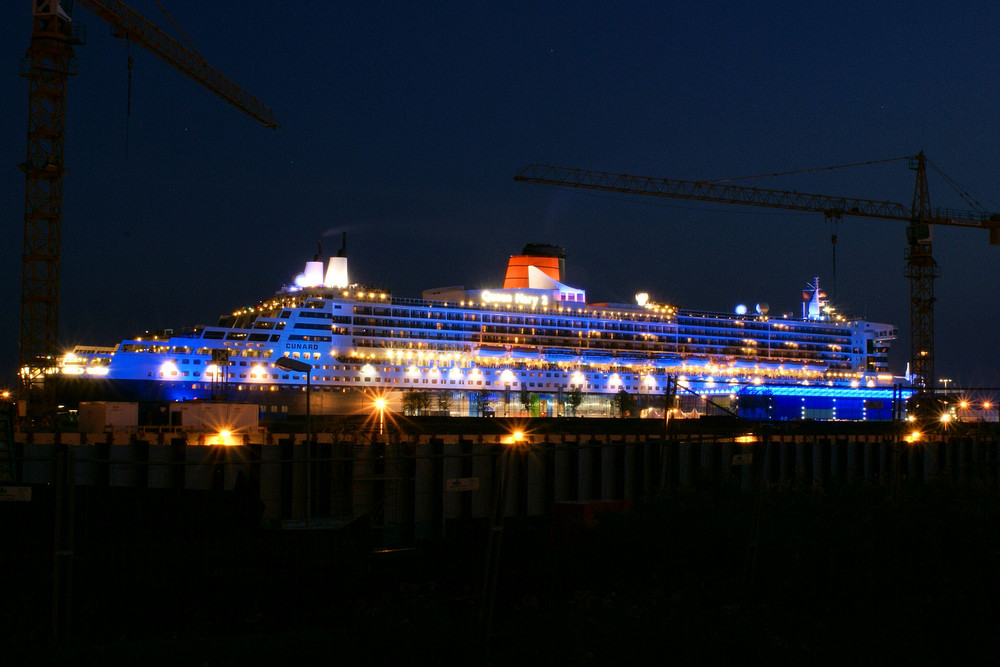 Queen Mary 2 in Blau - Bei den Hamburger Cruise Days 2008