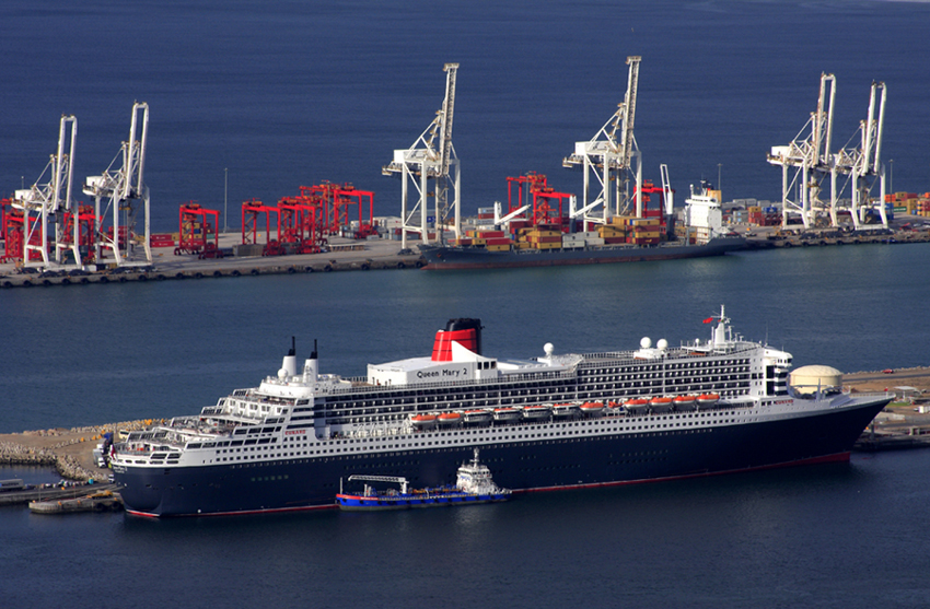 Queen Mary 2 in Cape Town