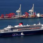 Queen Mary 2 in Cape Town