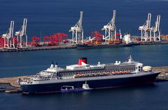 Queen Mary 2 in Cape Town