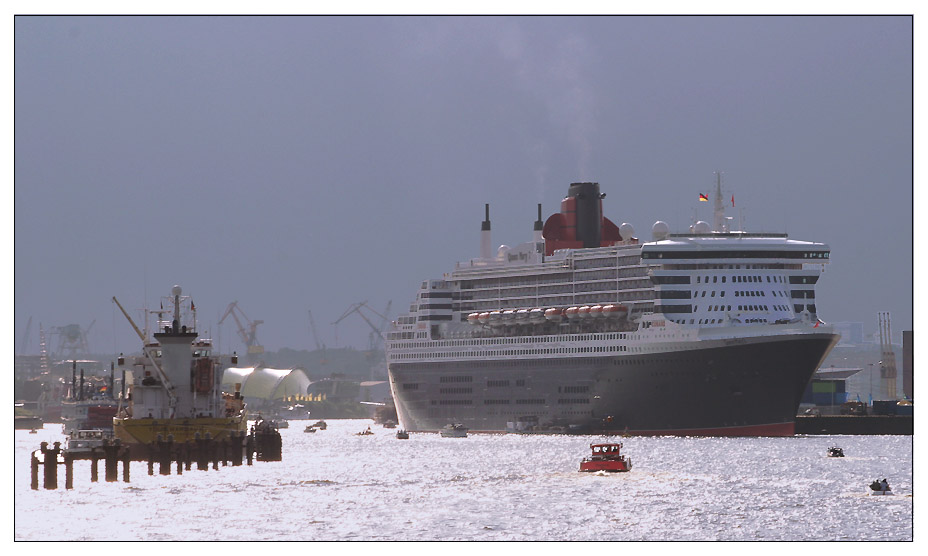 Queen Mary 2 in flüssigem Silber