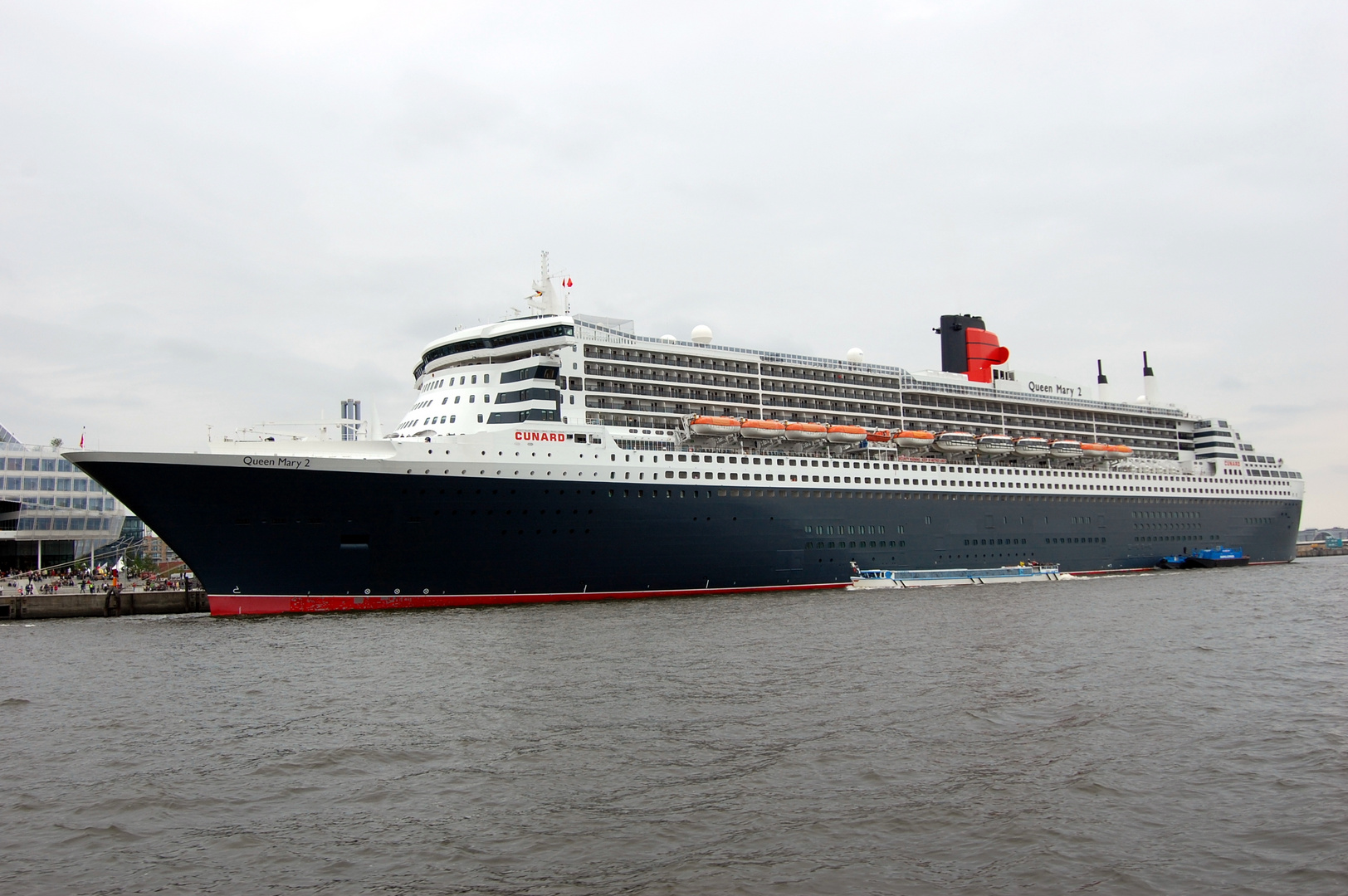 Queen Mary 2 in ganzer Pracht